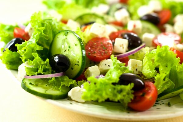 Ensalada griega de queso, pepinos y aceitunas