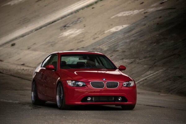 BMW rojo brillante en el túnel