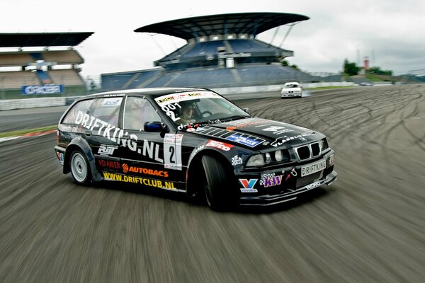 Voiture BMW en dérapage sur la piste de course