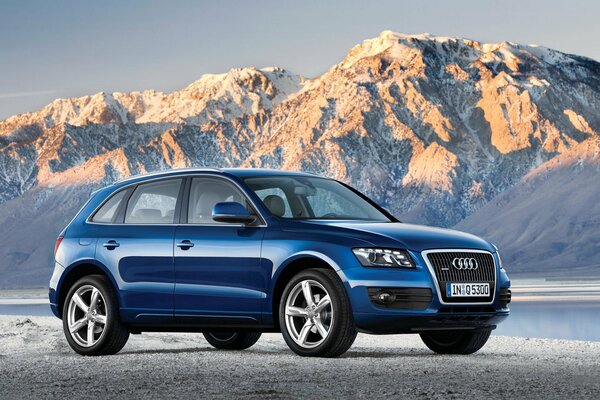 En el fondo de las rocas de la montaña - azul SUV Audi