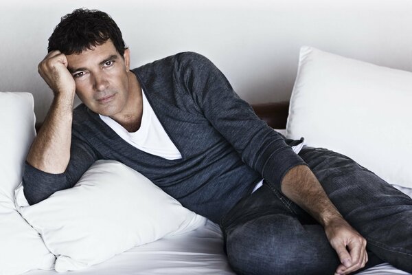 Antonio Banderas photoshoot sur le canapé blanc