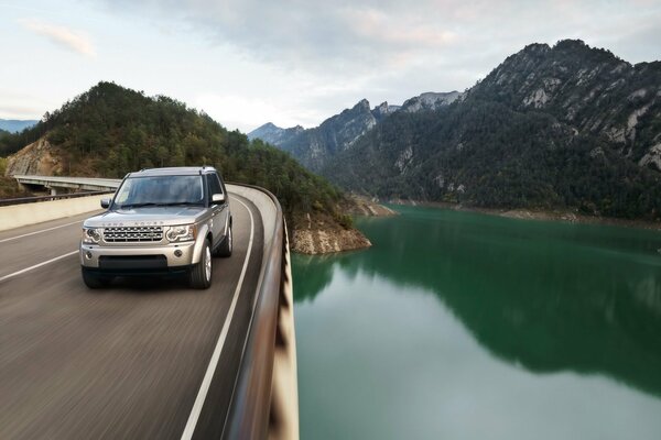 Jeep sur le bord de l autoroute le long du lac