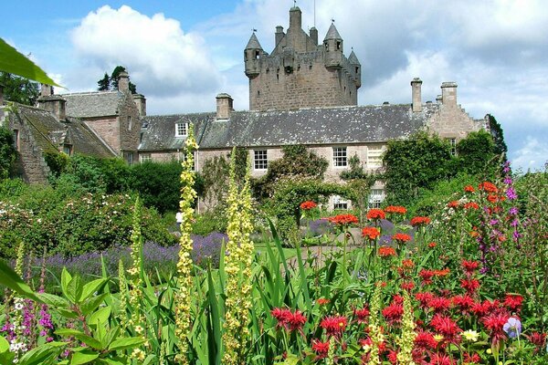 Castillo de verano con flores