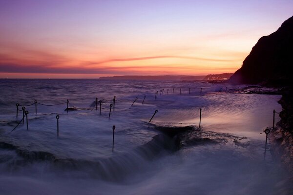 Brume brumeuse du soir sur les vagues dans la mer