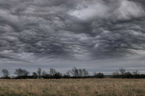 Nubes nubladas en el fondo de la tormenta en el campo