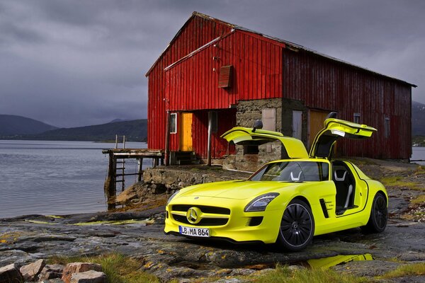 Coche amarillo y casa roja en la playa