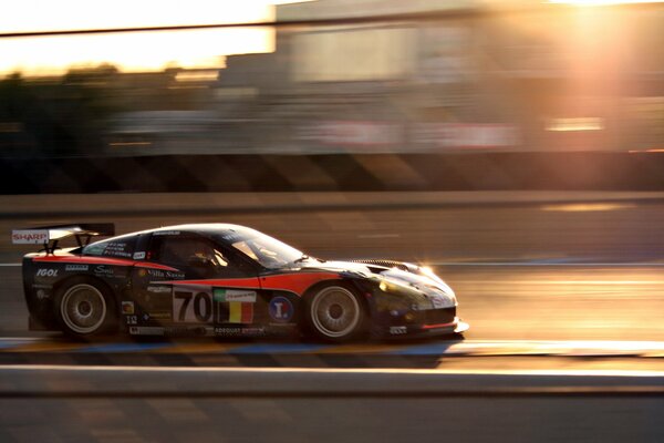 Voiture de course à la vitesse du soleil