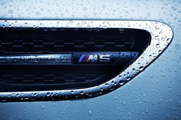 Disparo macro BMW con gotas de agua