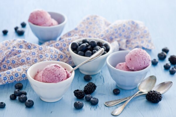 Dessertteller mit Eiscreme und Beeren