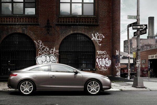 Coche en la pared de fondo con graffiti