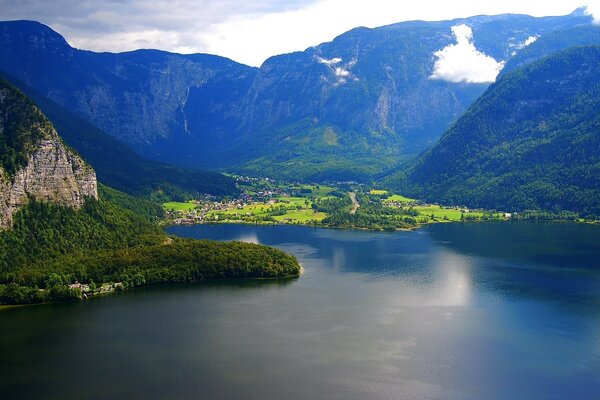 La ville jette un coup d œil derrière les montagnes sur la baie