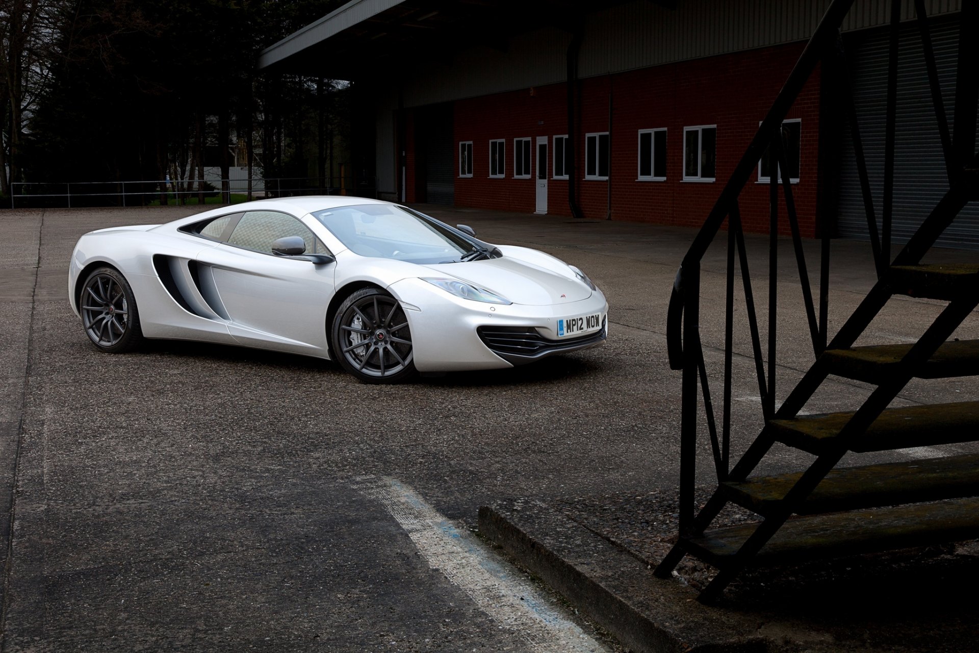 mclaren mp4-12c srebrny mclaren srebrny widok z boku czarne felgi schody budynek okna drzwi