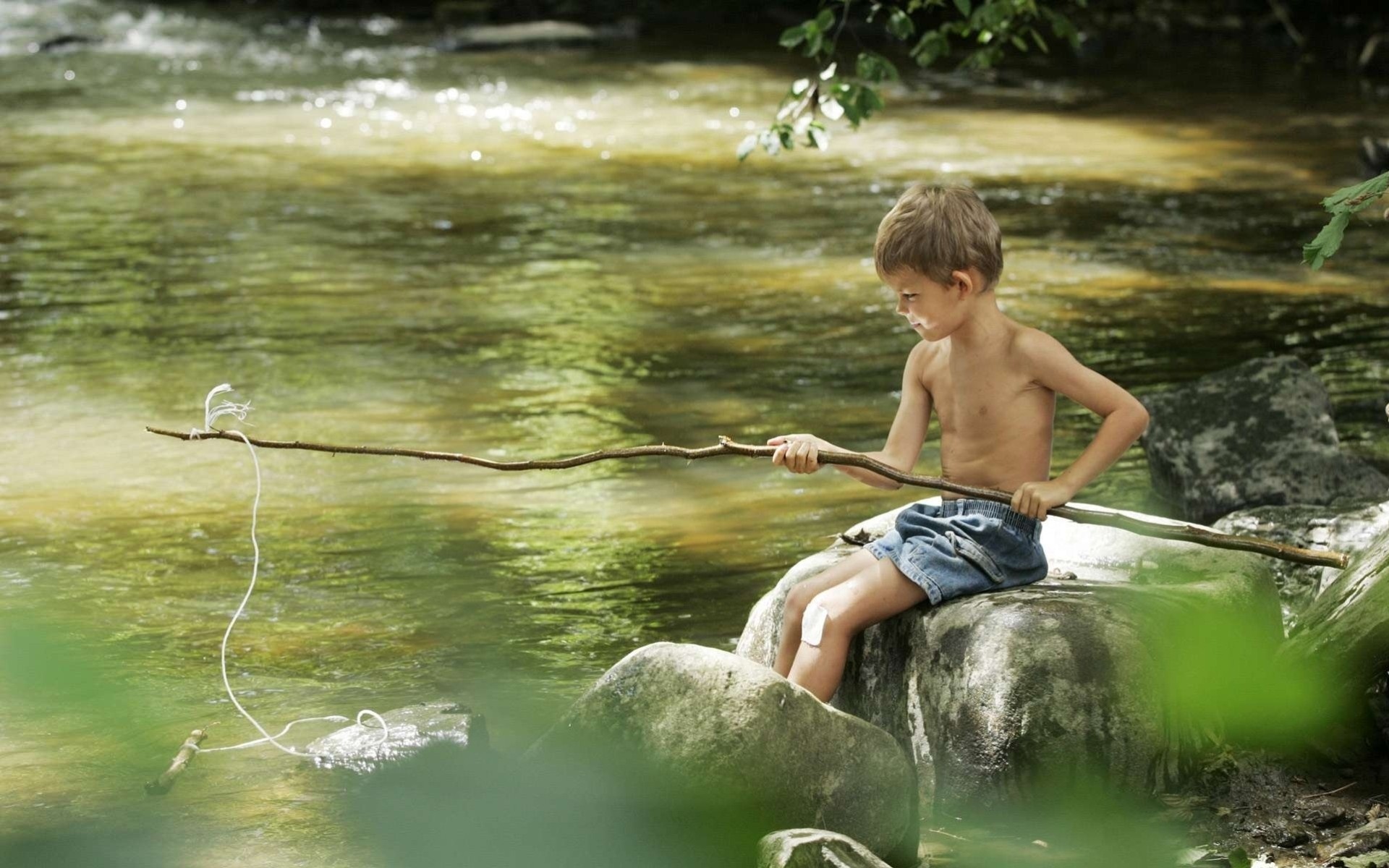 niño pesca río bebé