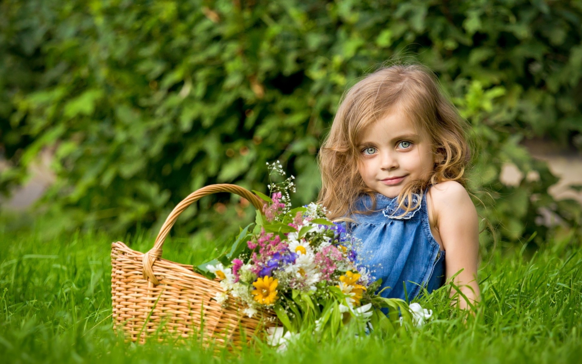 cesto ragazza fiori