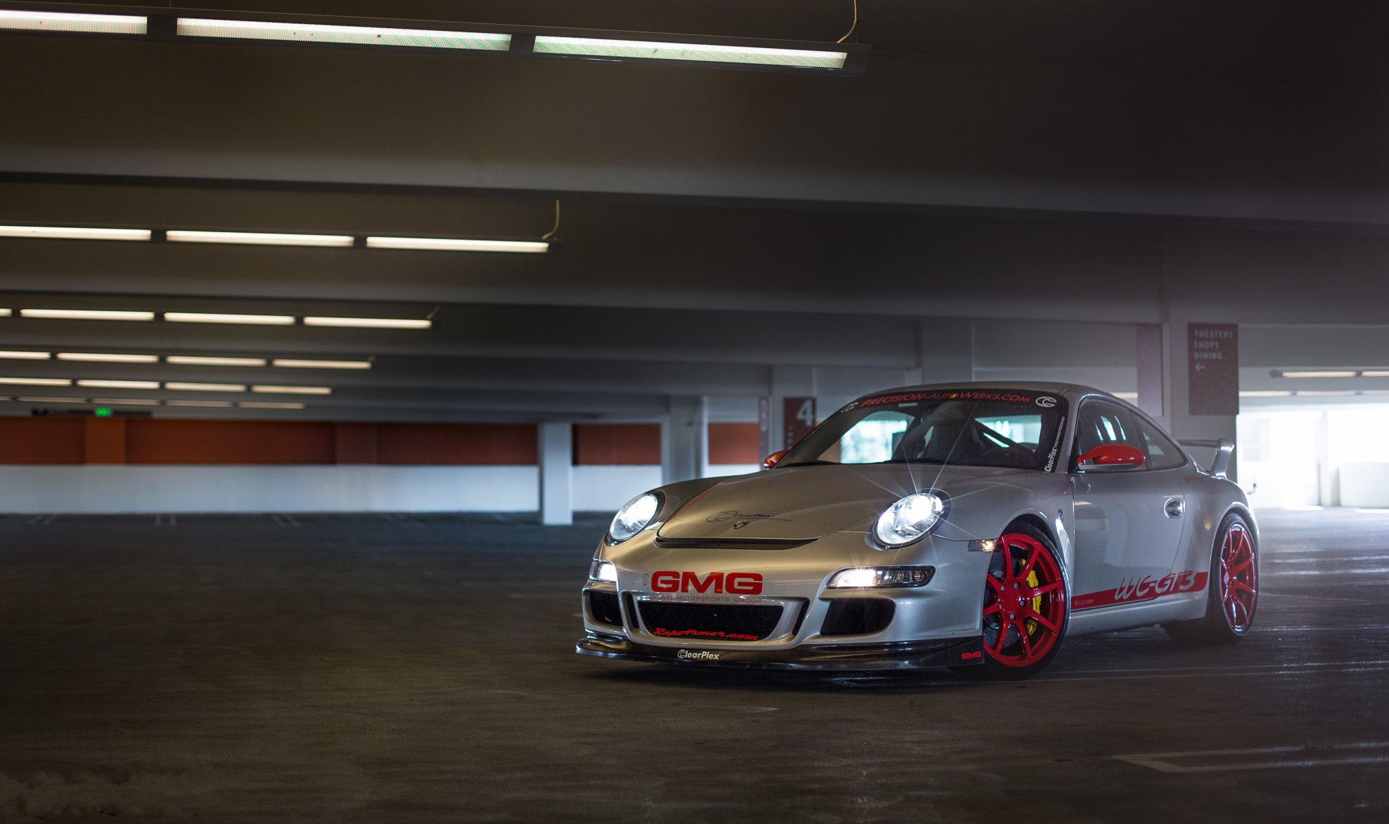 porsche gt3 plata porsche gt4 plata llantas rojas faros de luz aparcamiento