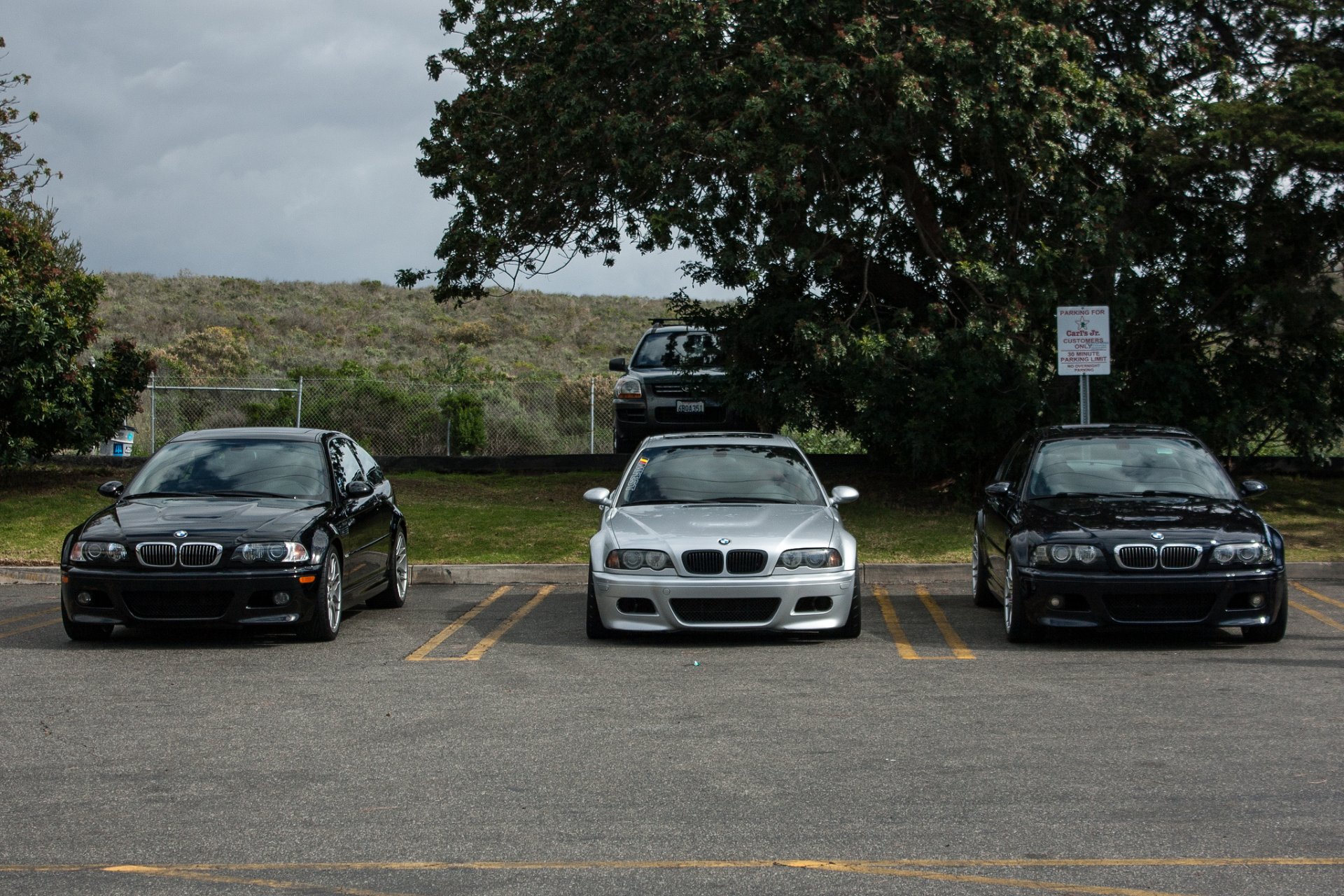 bmw m3 azul plata bmw plata frente estacionamiento árboles cielo nubes