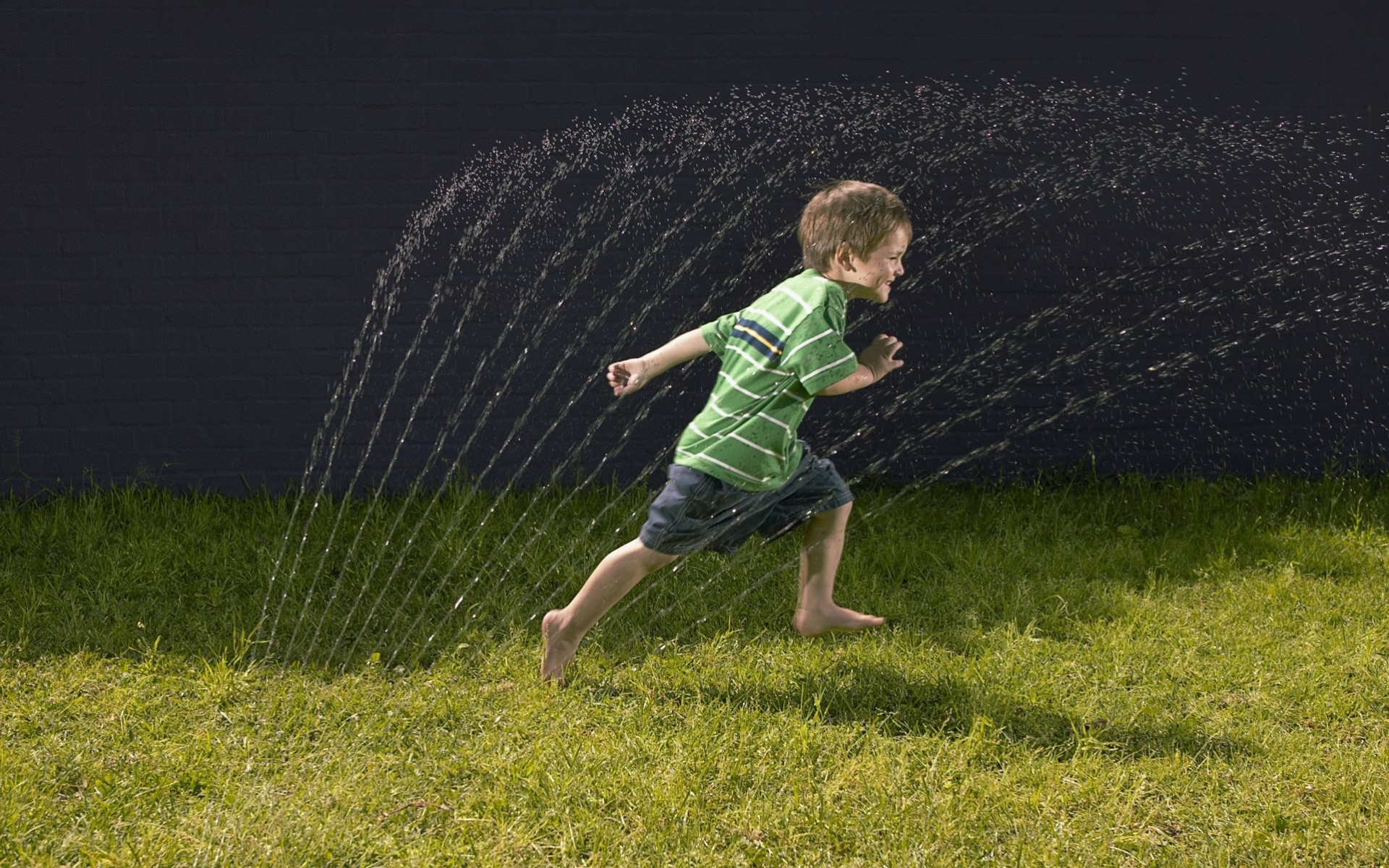 ragazzo erba bomboletta spray acqua corsa