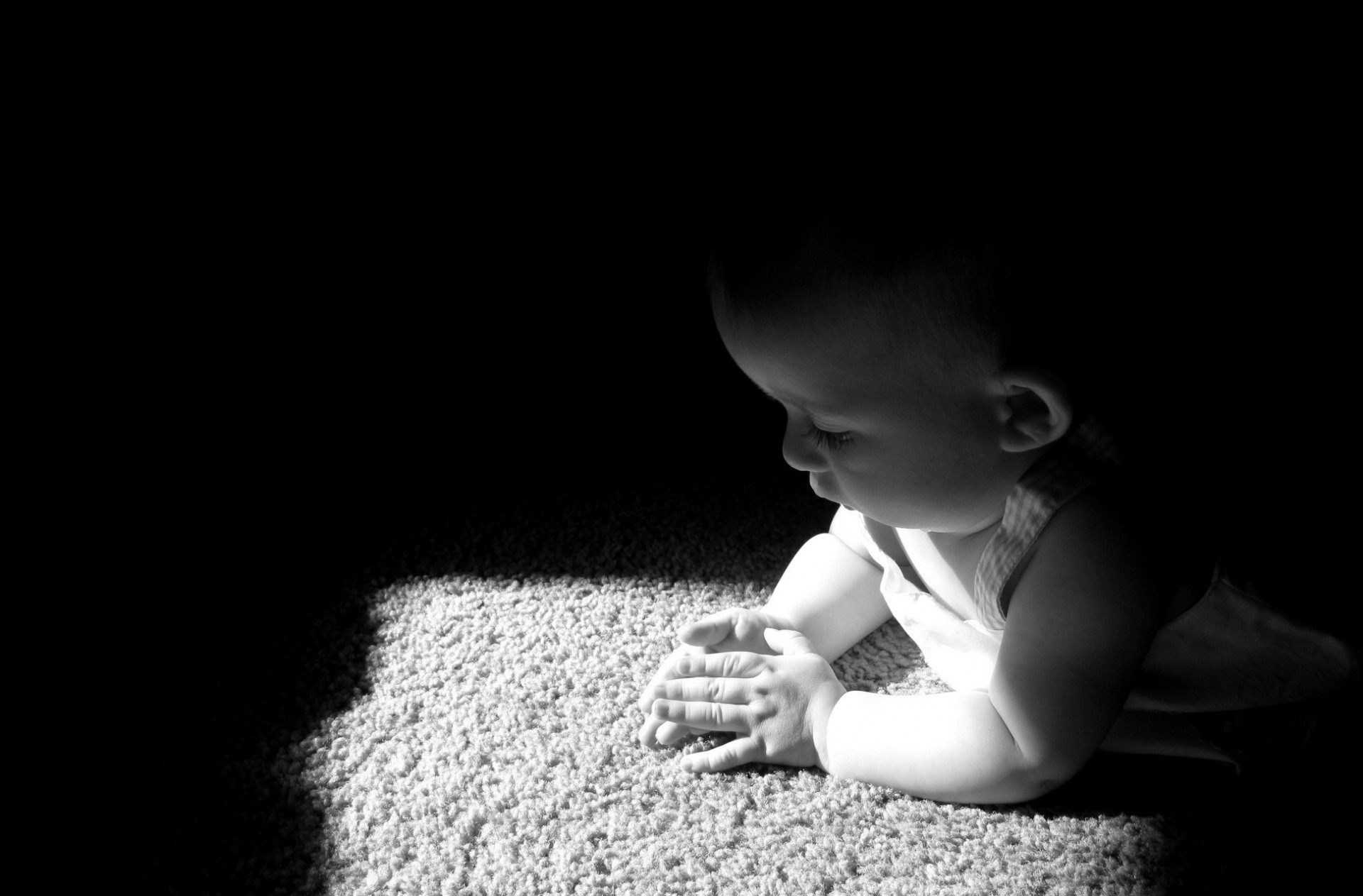 bianco e nero moe monocromatico luce bambino disegna