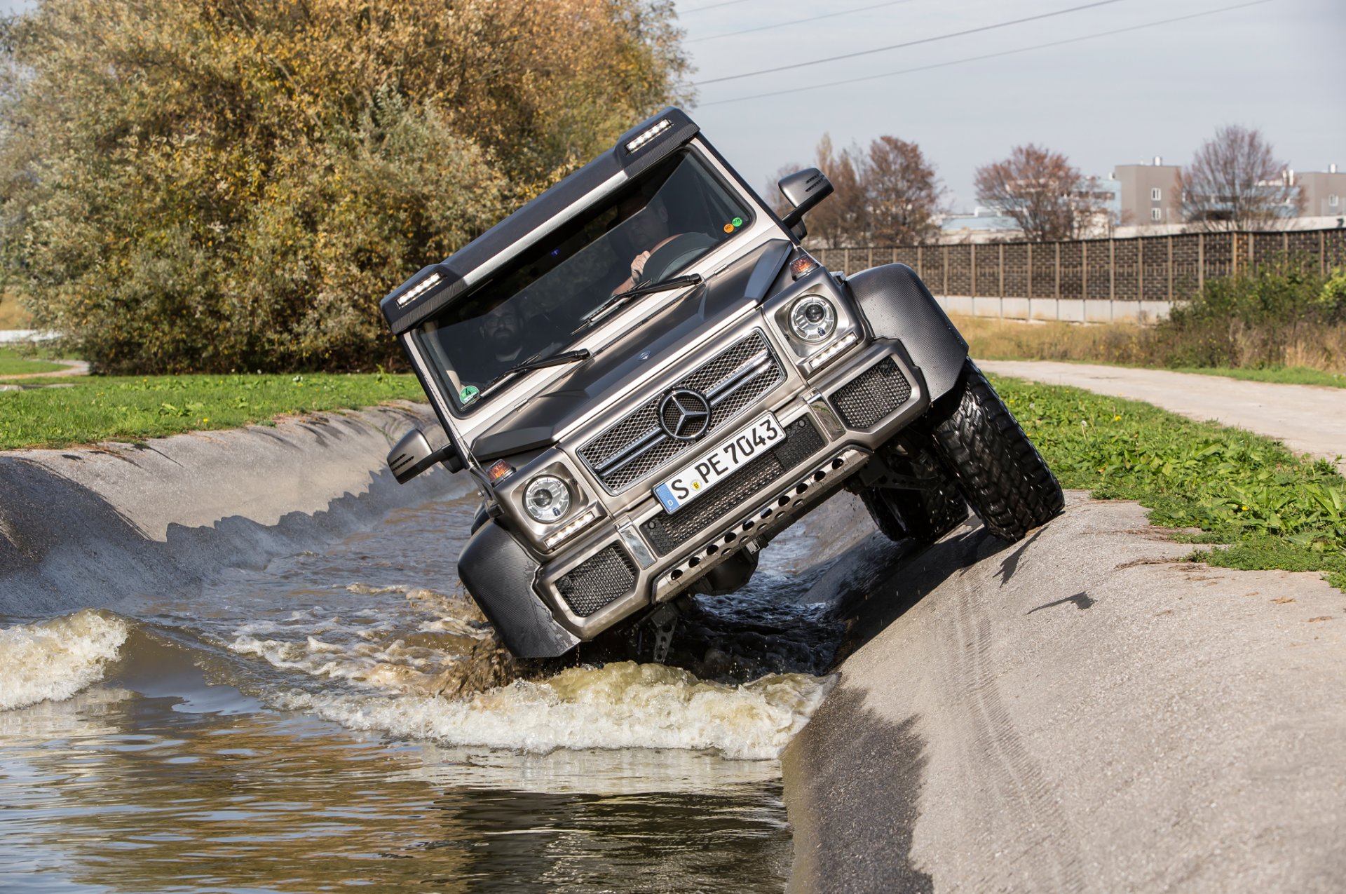 mercedes g63 amg 6x6 agua suv