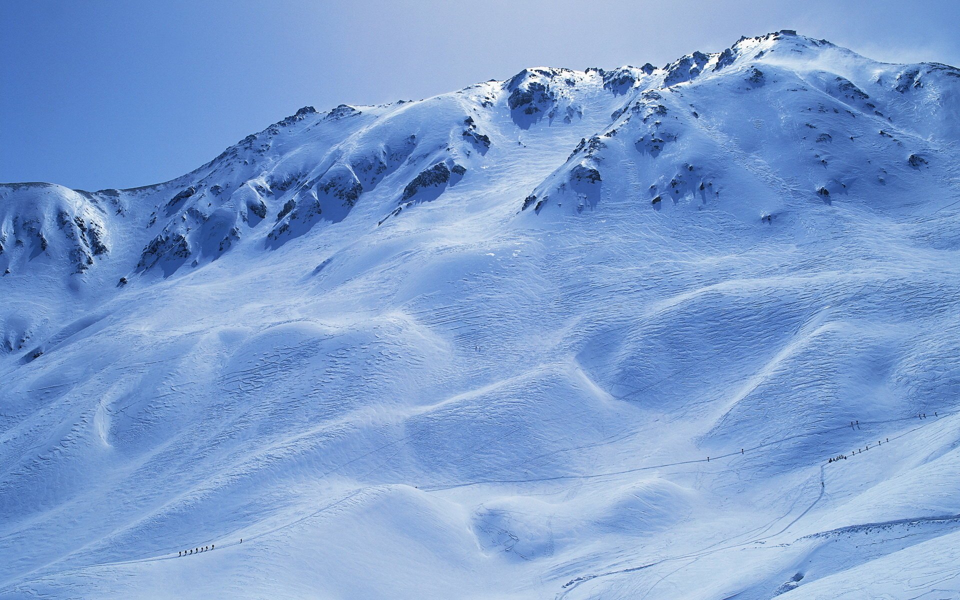 pendiente frente a avalanchas superficie de nieve montaña