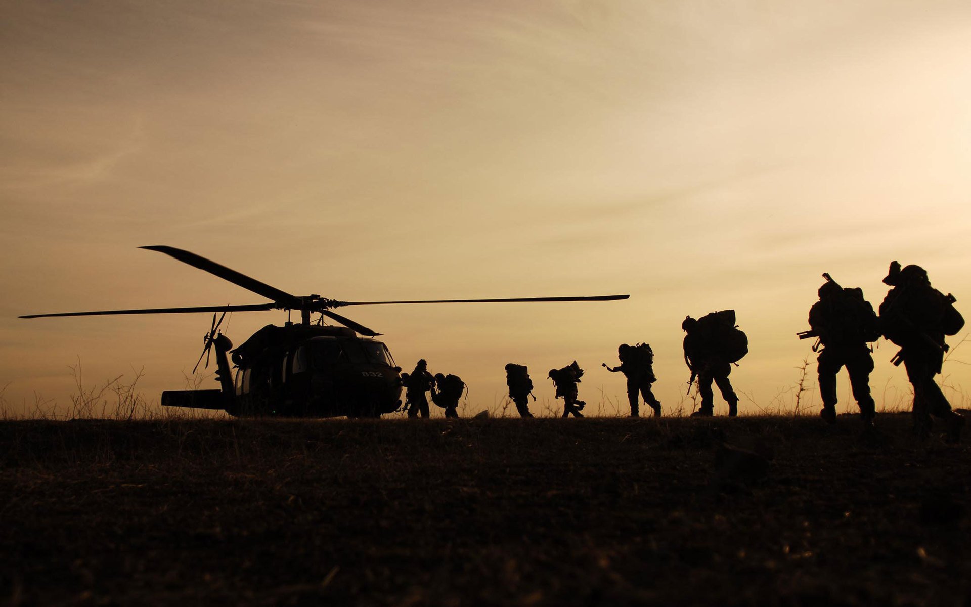 hubschrauber team silhouetten dämmerung klingen