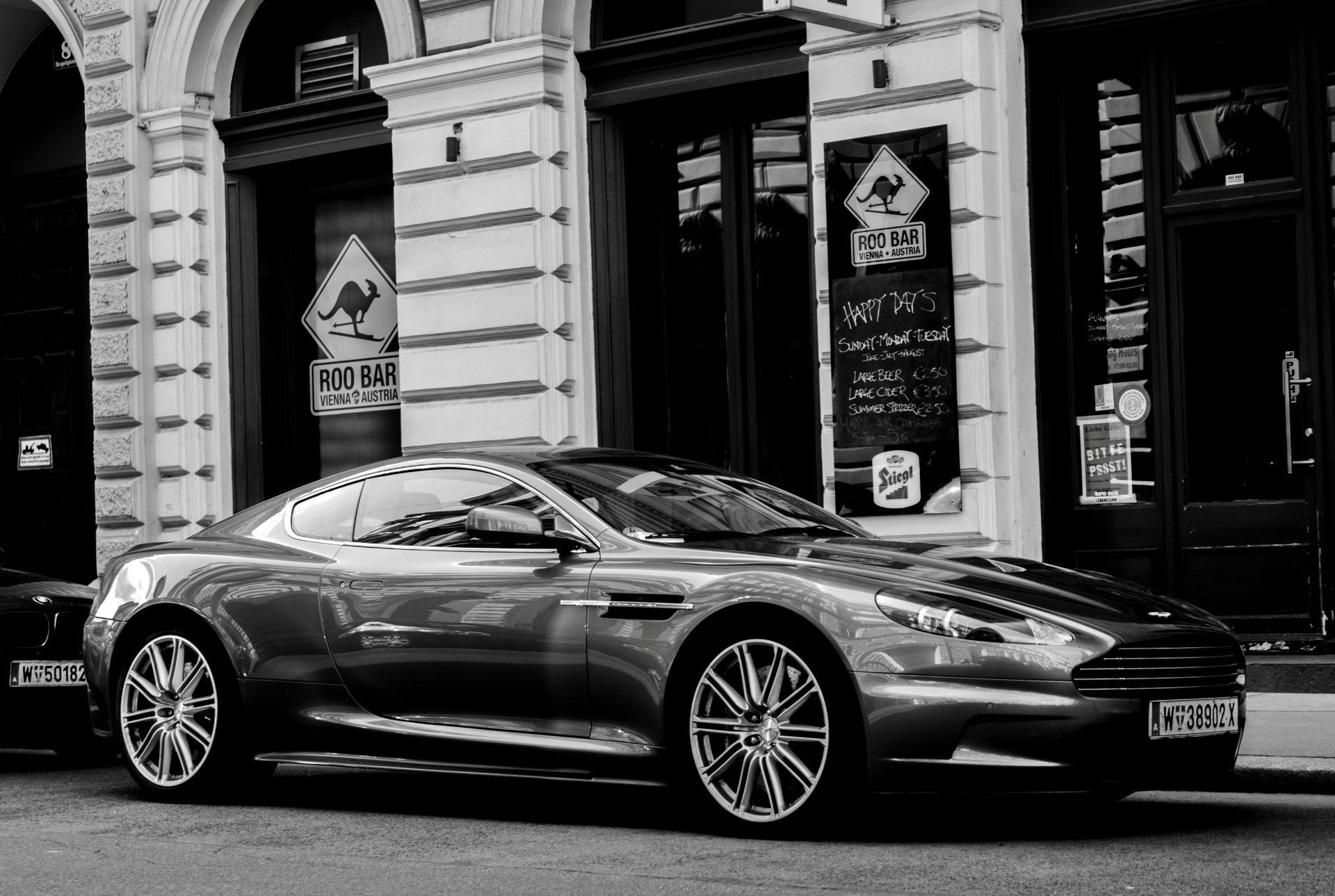 rue voiture aston martin dbs biplace coupé société anglaise aston martin classe gt photo noir et blanc