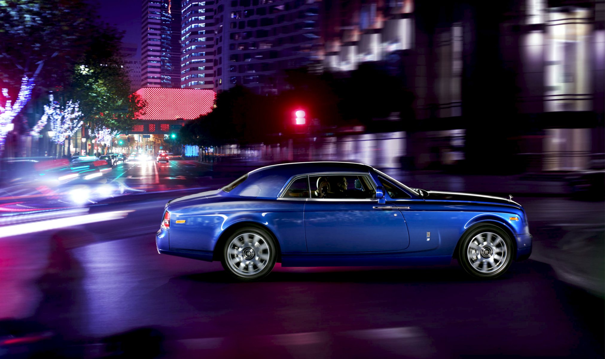 rolls-royce phantom auto coupe lusso blu città notte persone strada auto vista laterale in movimento