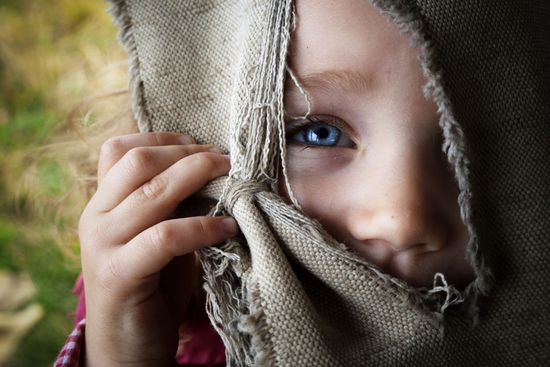 burlap girl eye