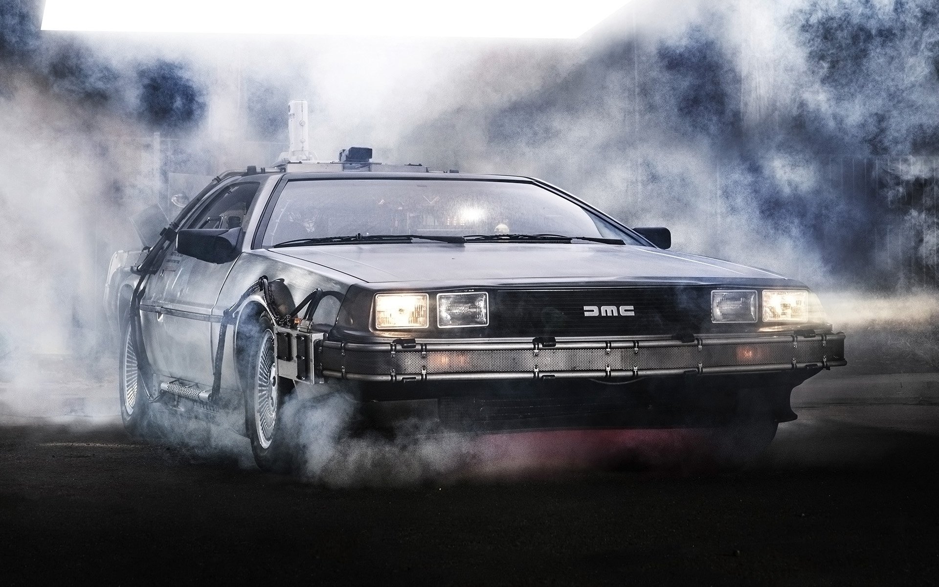 delorean dmc-12 retour vers le futur machine à remonter le temps delorian avant fumée lumières arrière-plan