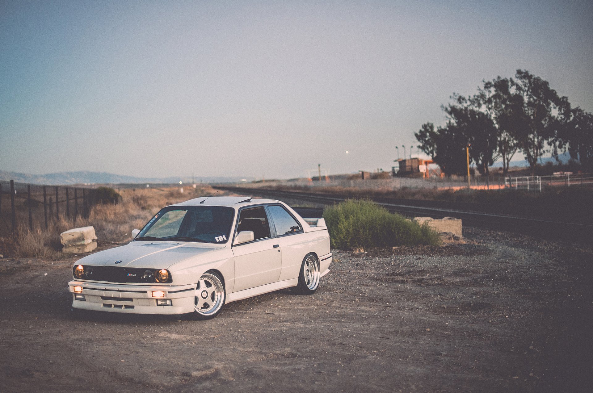 bmw e30 m3 tuning blanco posición carretera