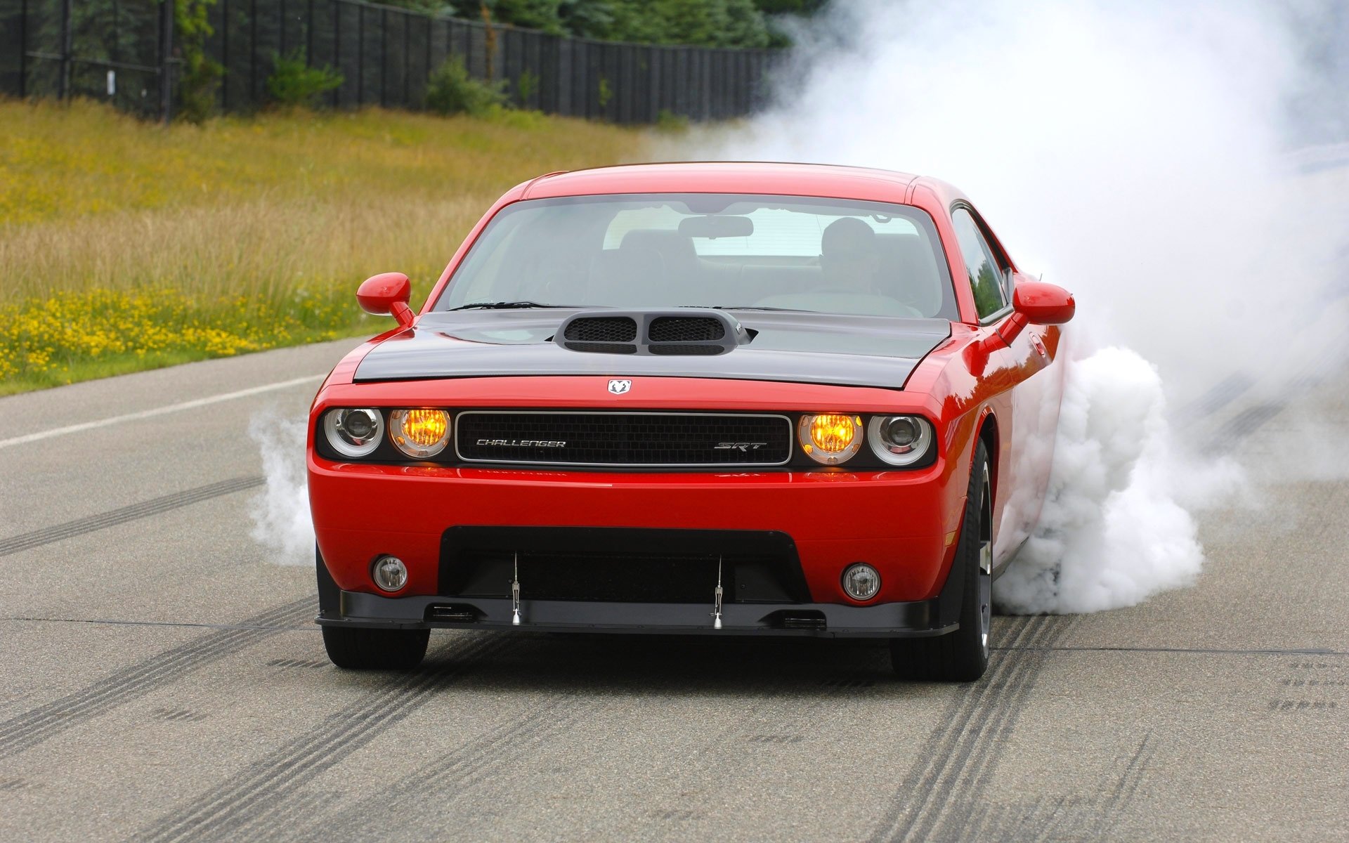 увернуться challenger srt8 машина передок фары додж красный дым асфальт