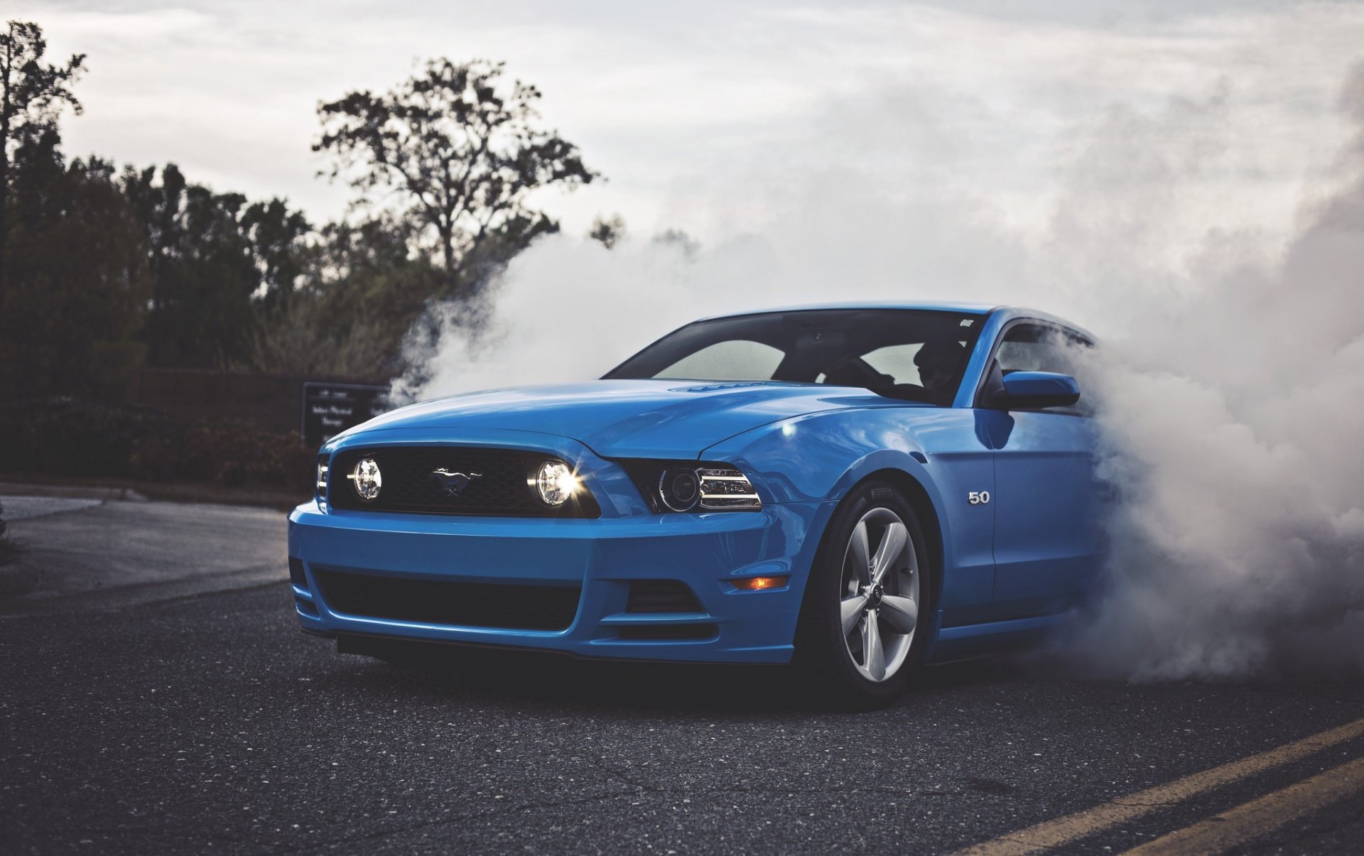 ford mustang gt 5.0 blau rauch muscle car