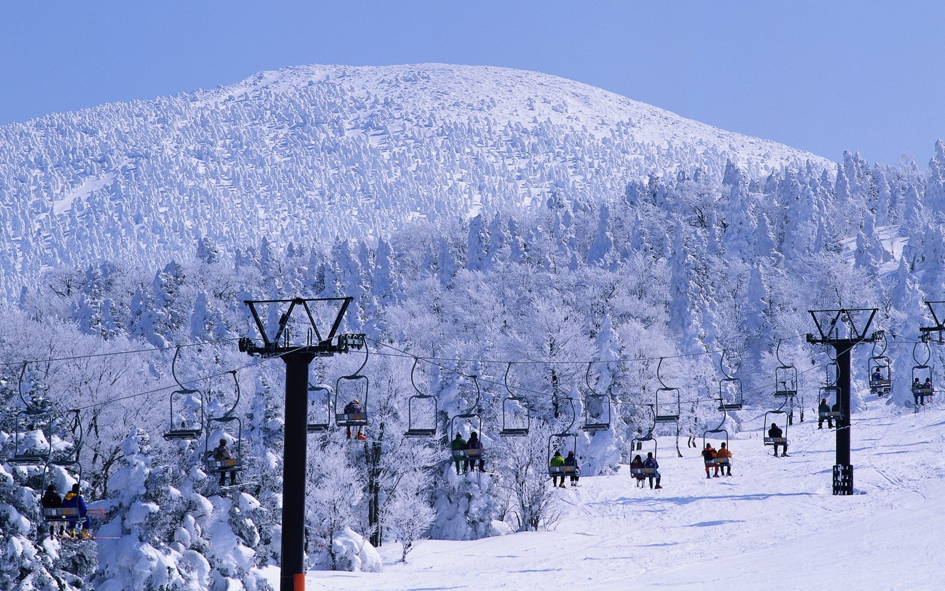 untersetzer bergmasiv skigebiet verschneit winter menschen