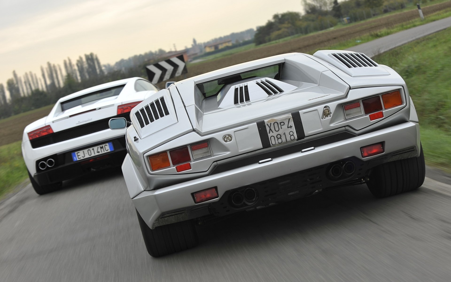 lamborghini countach y gallardo lamborghini countach gallardo superdeportivos vista trasera