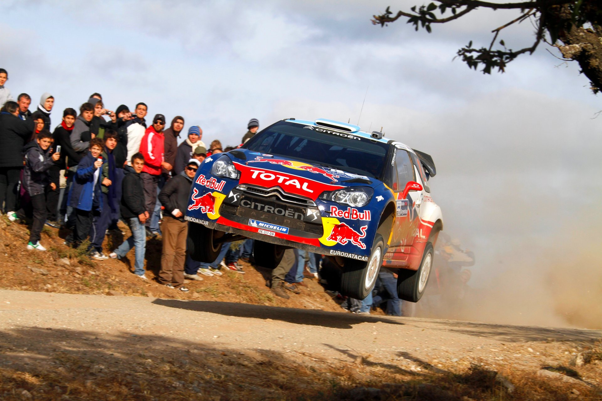 citroen ds3 rally wrc sebastian loeb daniel elena en el aire frente vuela gente rally