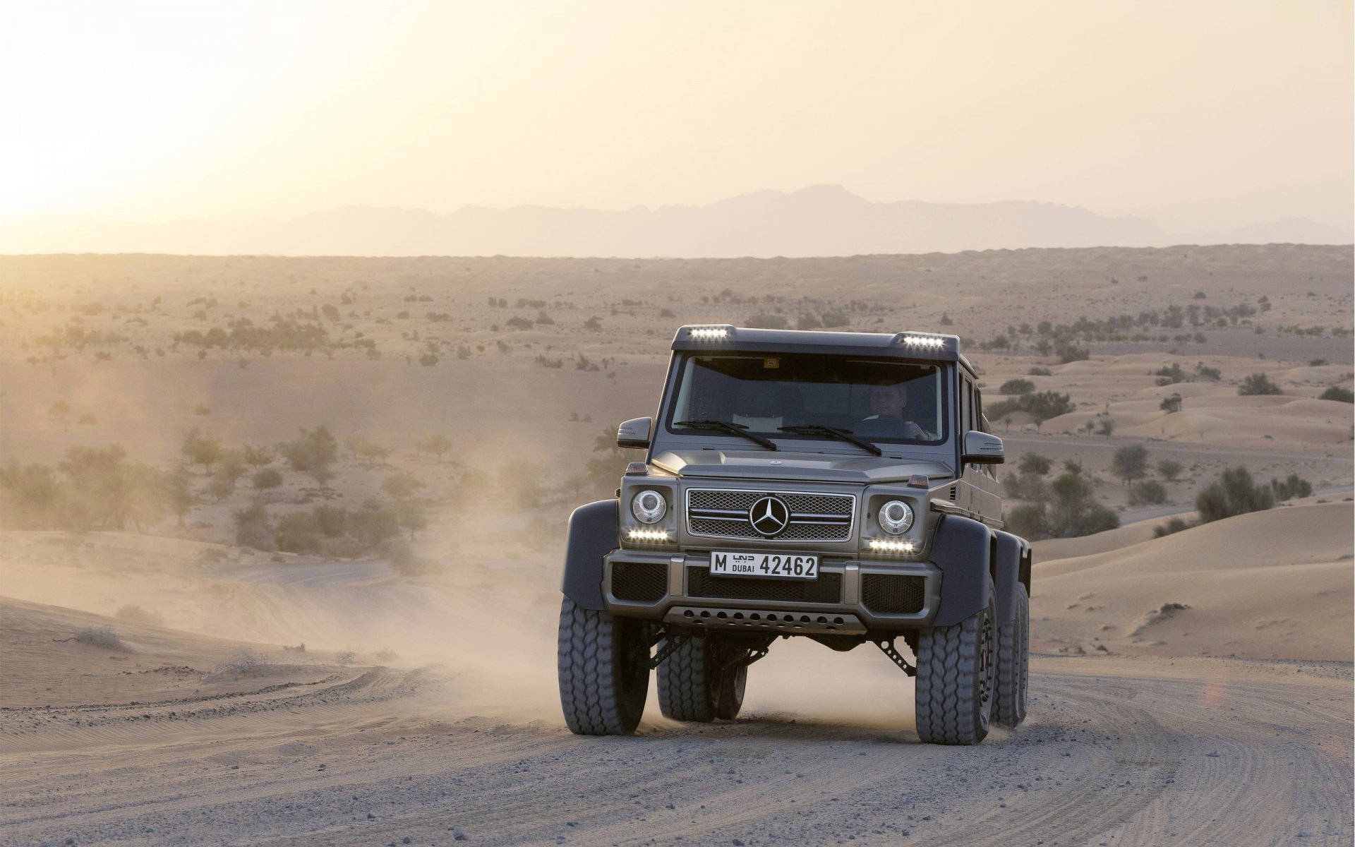 mercedes-benz g63 amg 6x6 suv desierto en movimiento frente arena