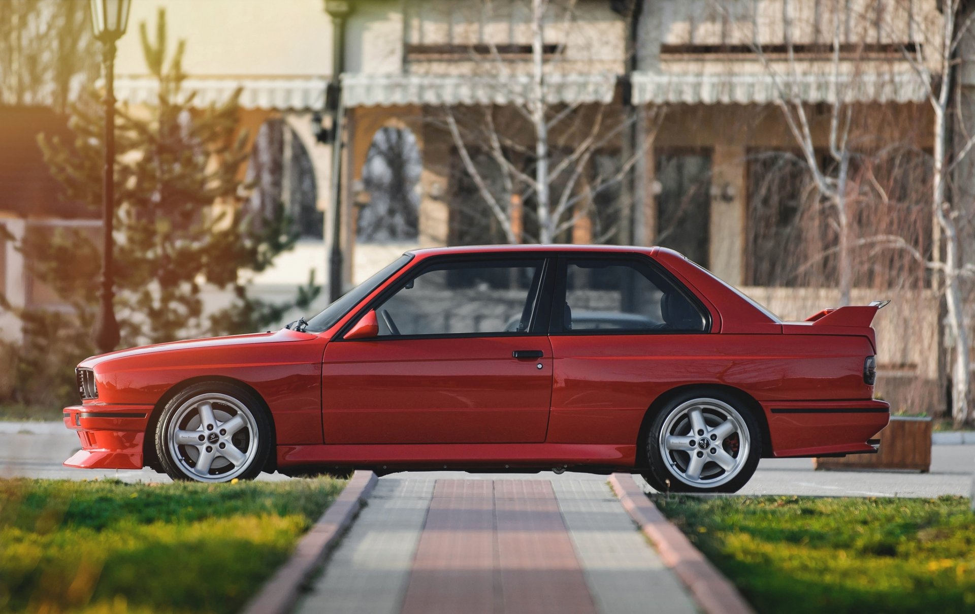 bmw e30 m3 rouge côté bmw e30 rouge côté