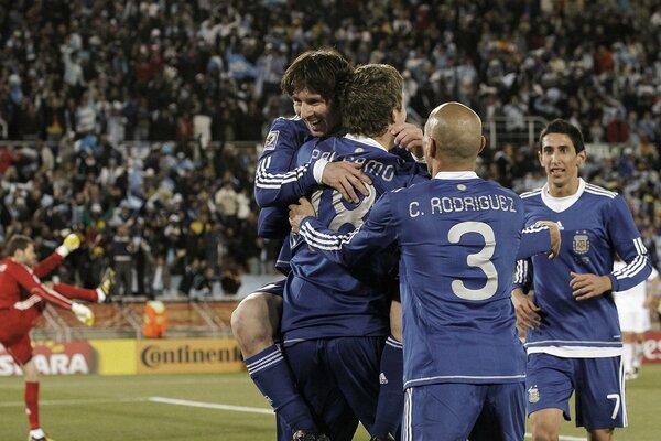 Alegres futbolistas argentinos tras golear