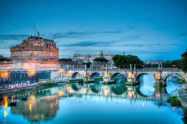 Puente en Italia cerca del castillo de Sant Angelo