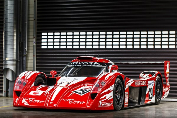 Voiture de course rouge toyota gt