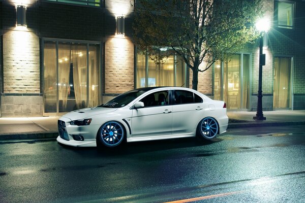 Mitsubishi Lancer blanco en la calle de la noche