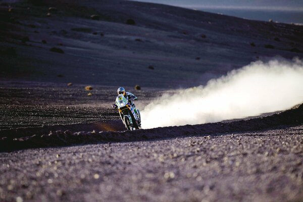 El intrépido motociclista y el temible desierto