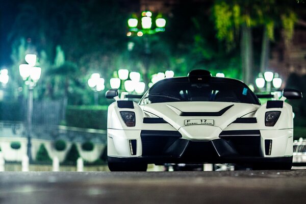 Ferrari blanco en el fondo de la ciudad de la noche