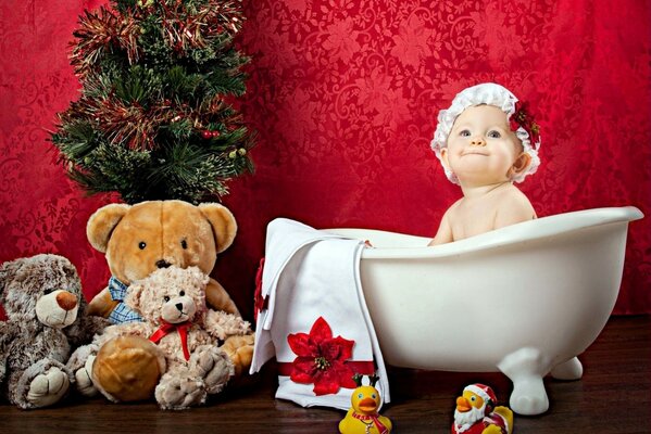 Enfant assis dans la salle de bain sous l arbre de Noël