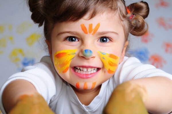 Grimace d une fille aux couleurs vives