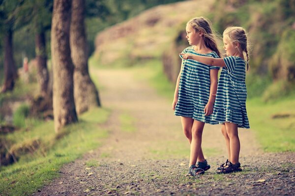 Due ragazze in natura in abiti identici