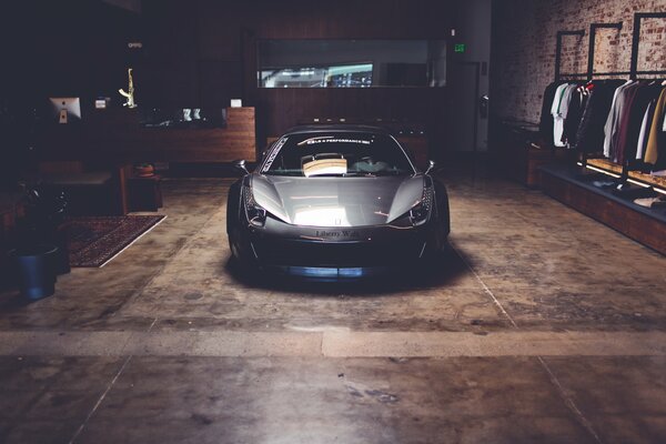 Schwarzes Ferrari-Auto in der Garage