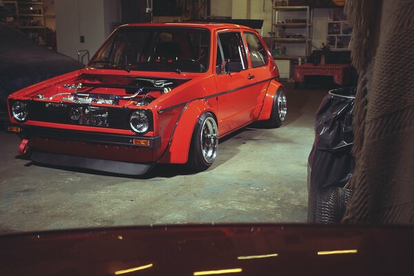 Volkswagen Golf rosso sintonizzato