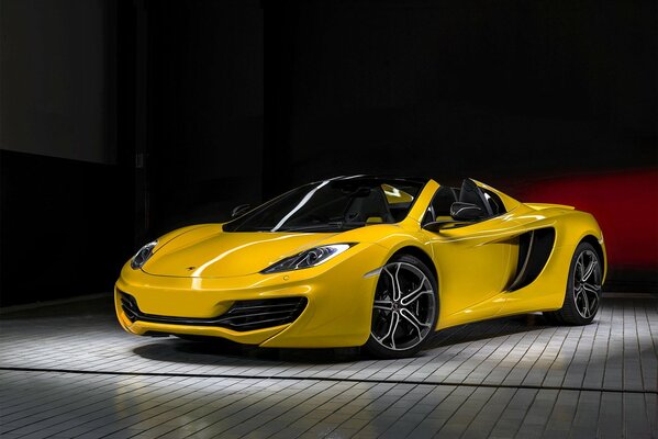 Der gelbe McLaren MP4-12C ist ein Supersportwagen für schnelles Fahren