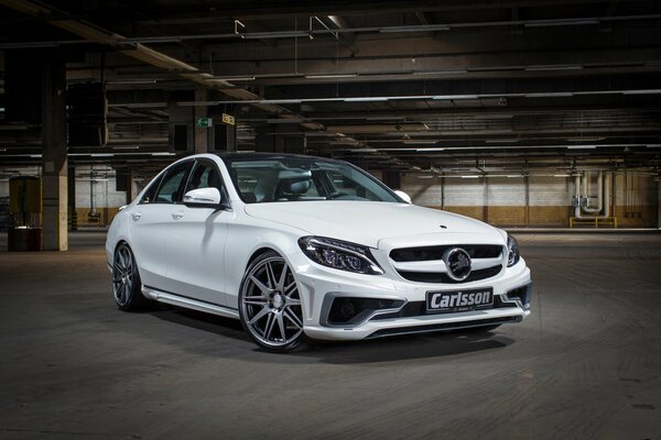 Das Auto der Mercedes C-Klasse steht auf dem Parkplatz